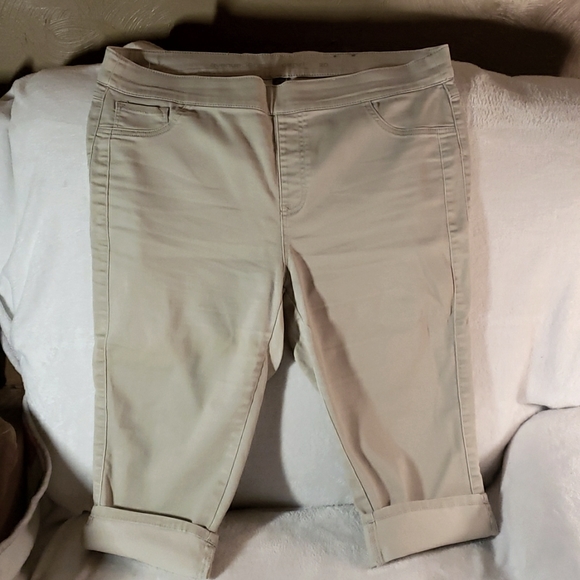 Capris - Picture 1 of 7